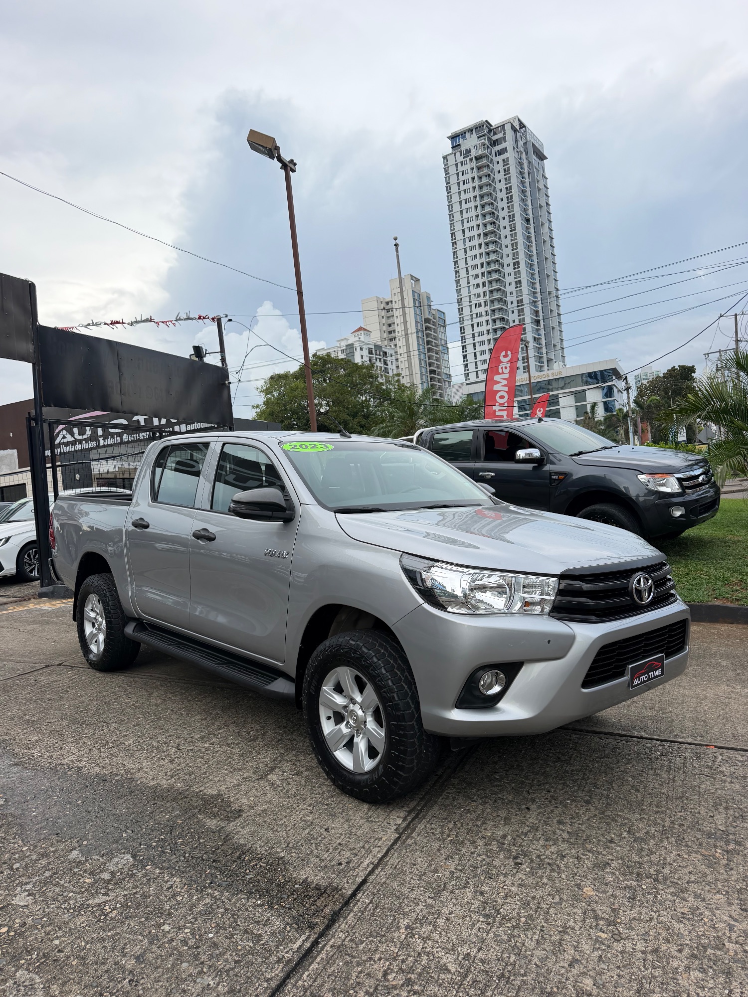 TOYOTA HILUX 2023