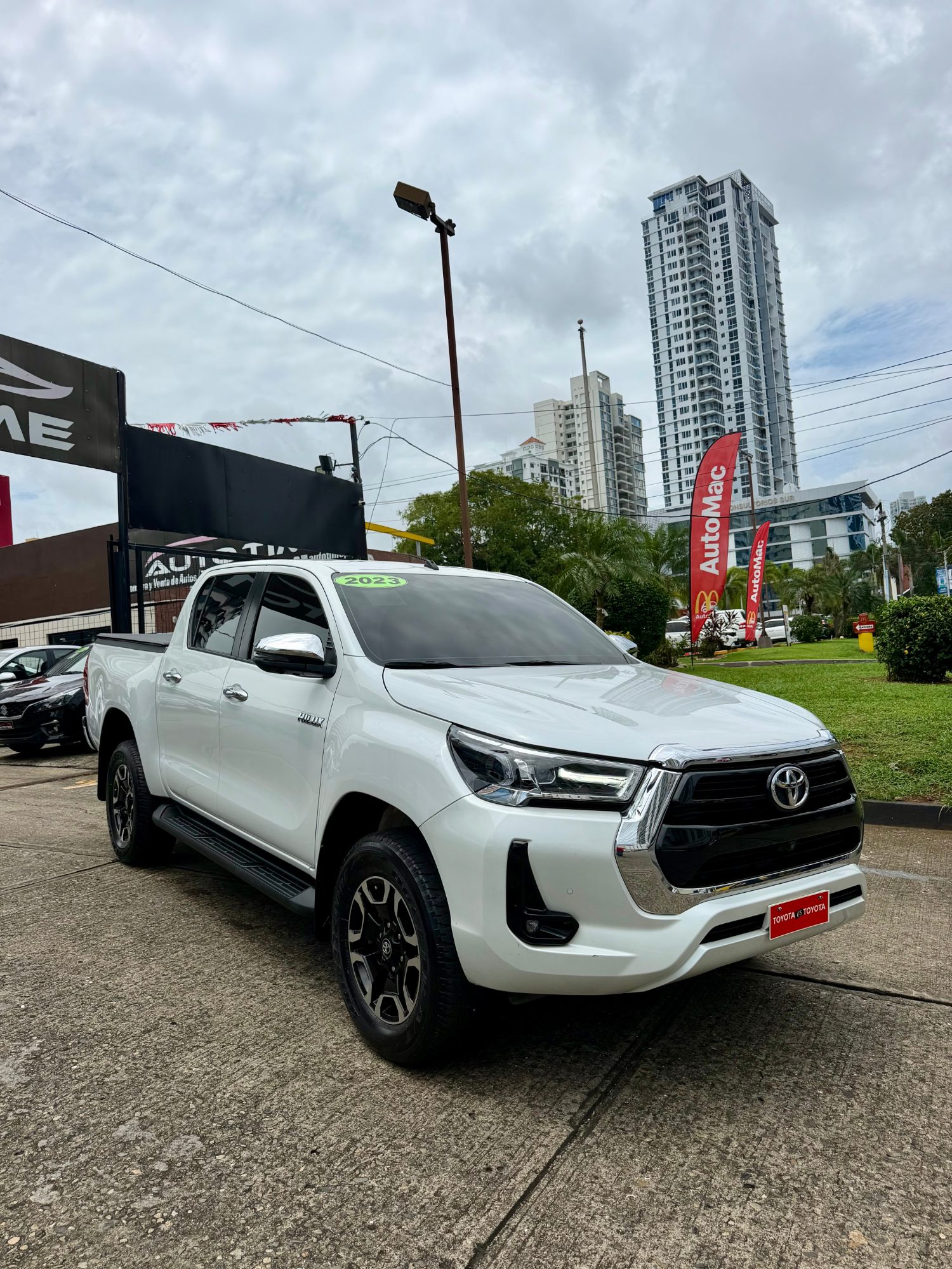 TOYOTA HILUX 2023