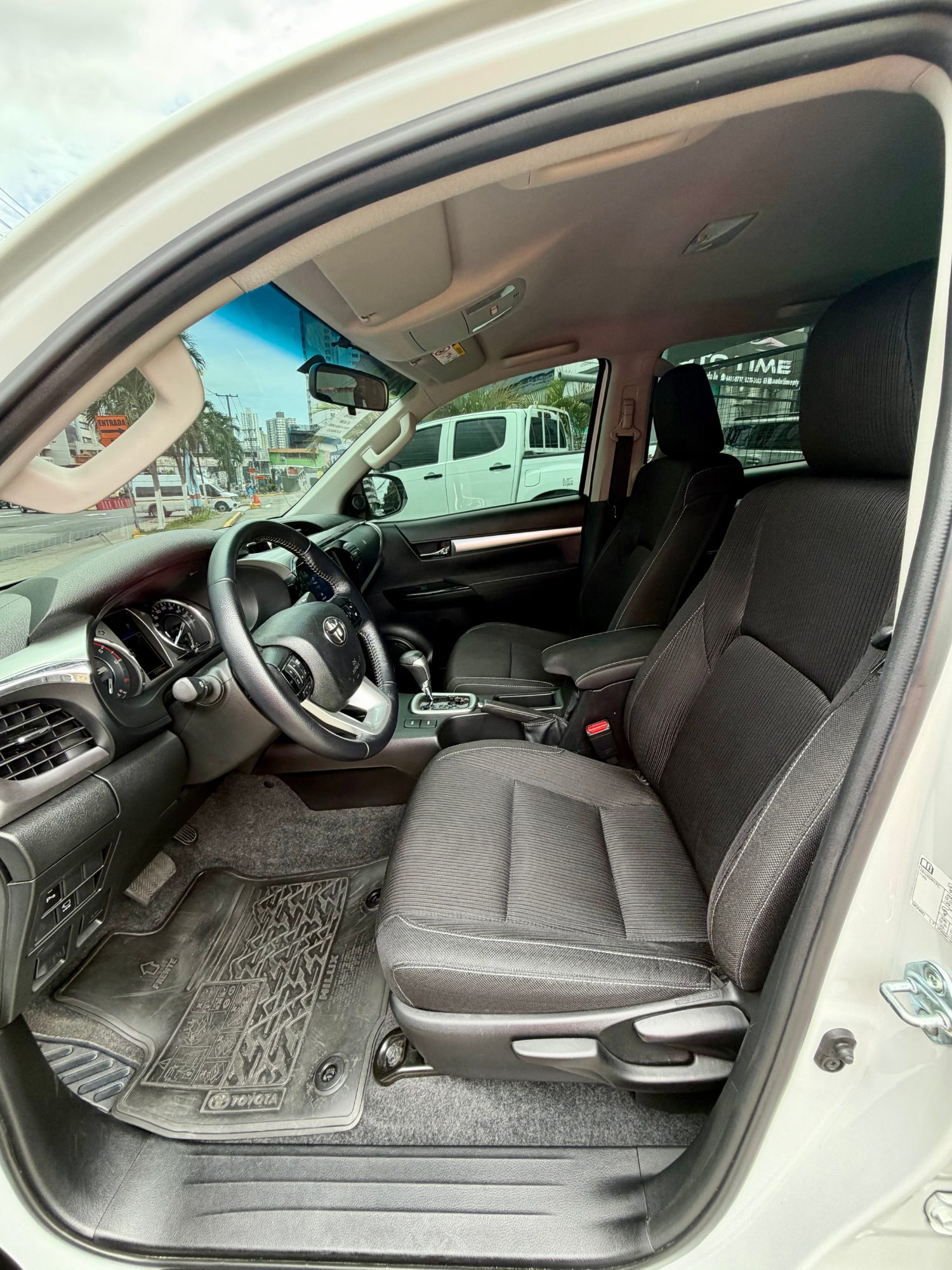TOYOTA HILUX 2023