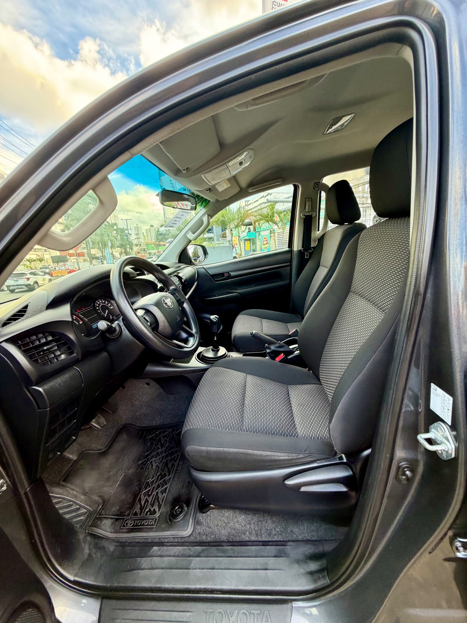 TOYOTA HILUX 2023