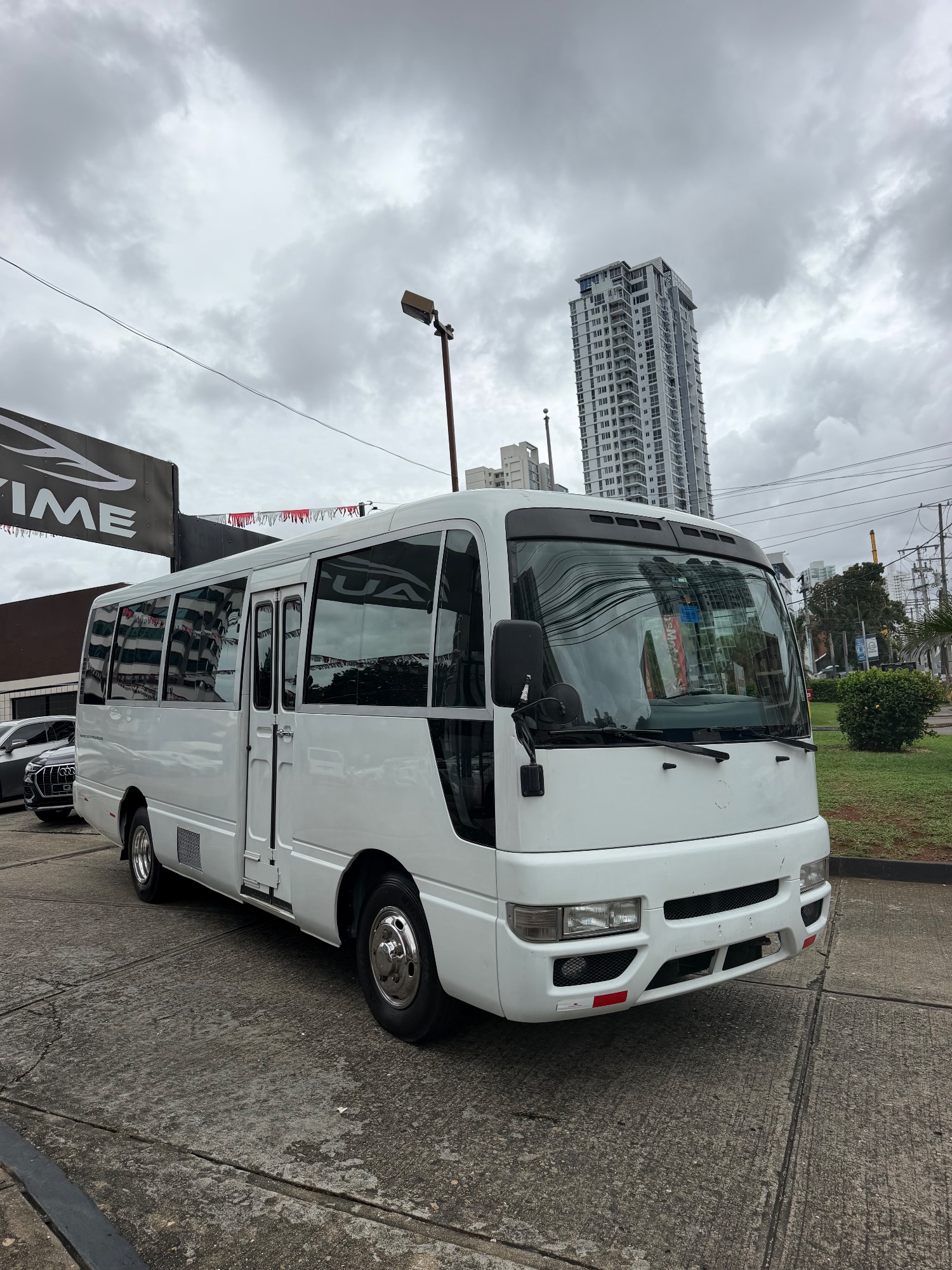 NISSAN CIVILIAN 2017
