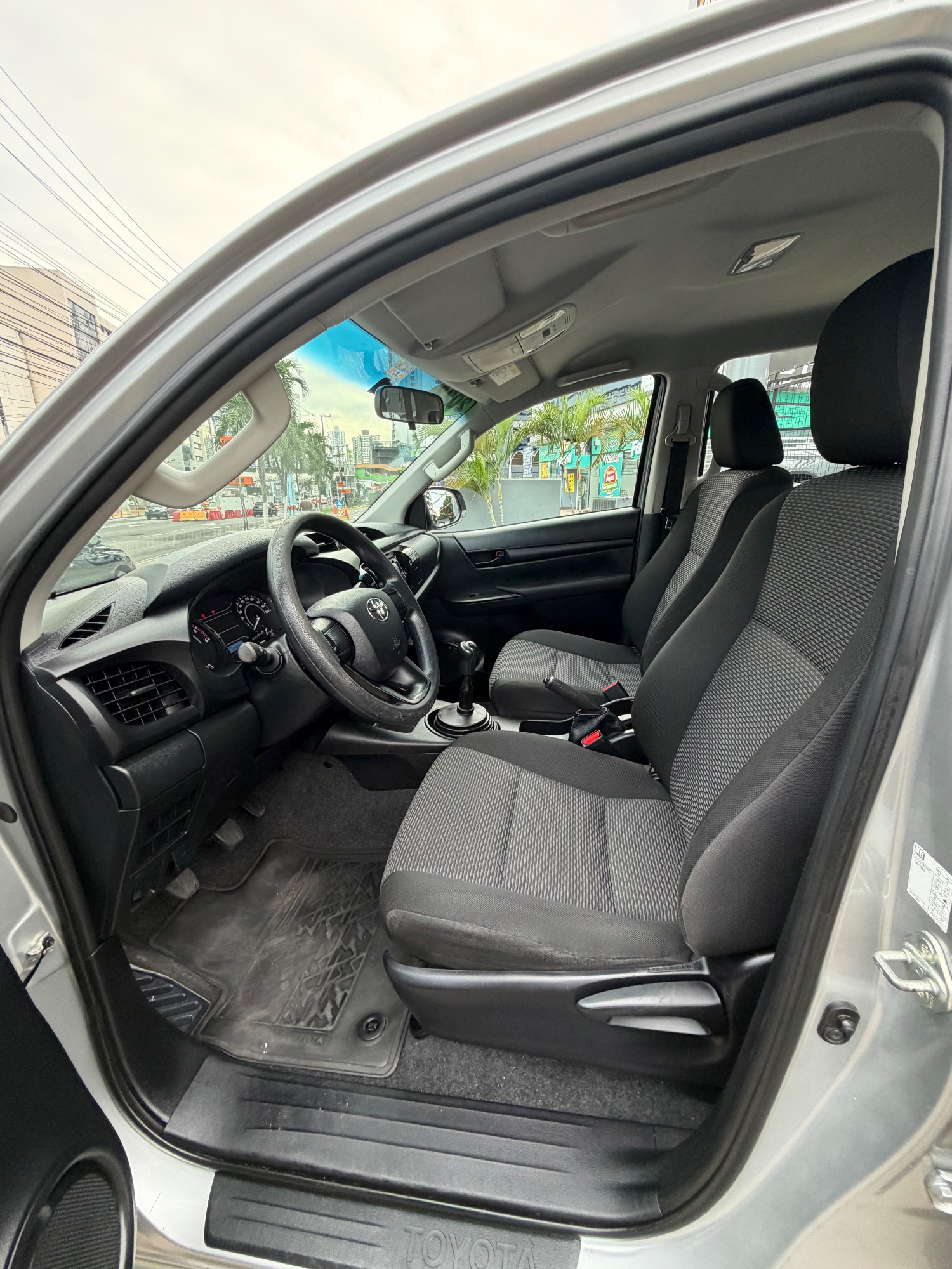 TOYOTA HILUX 2023