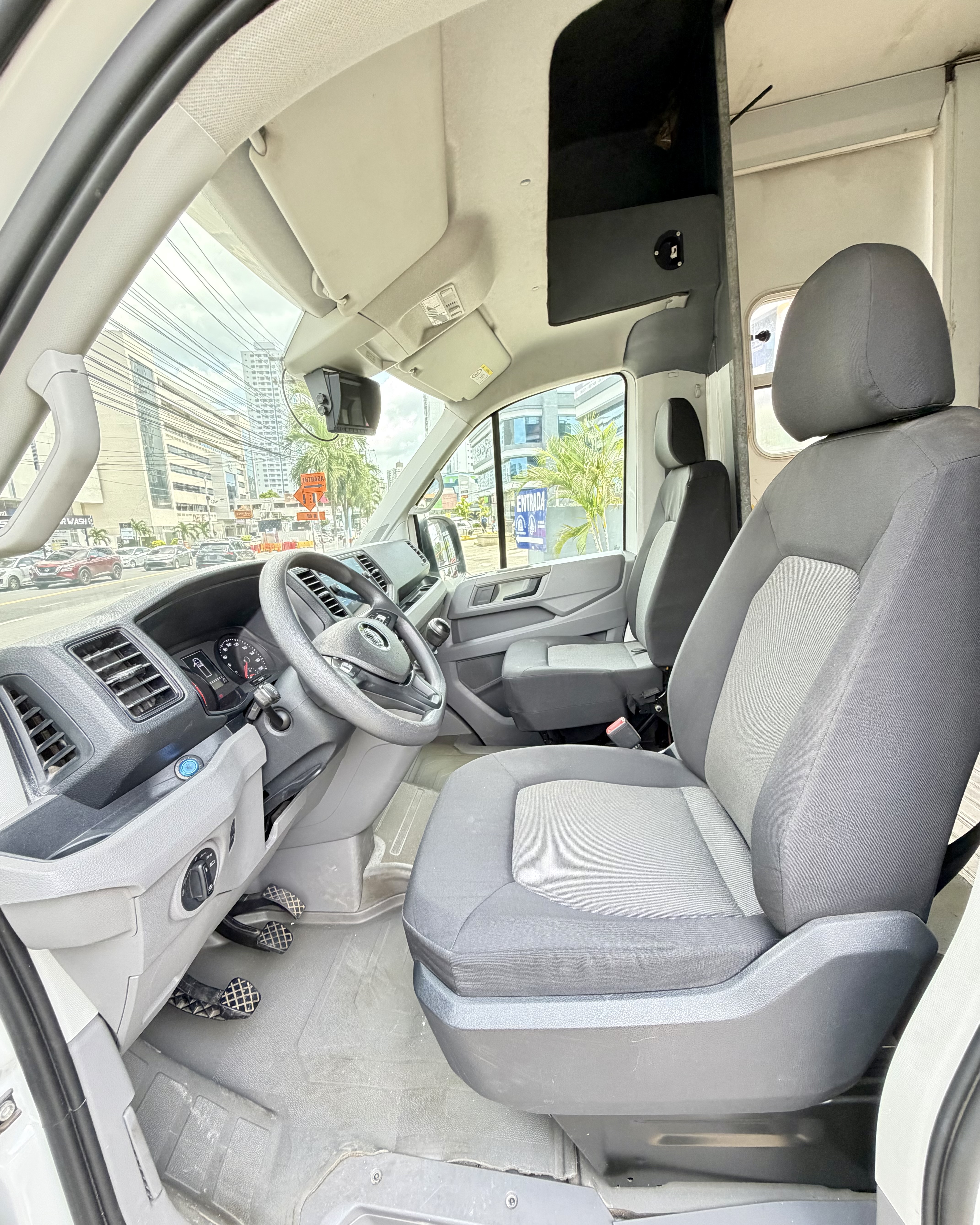 VOLKSWAGEN CRAFTER 2023