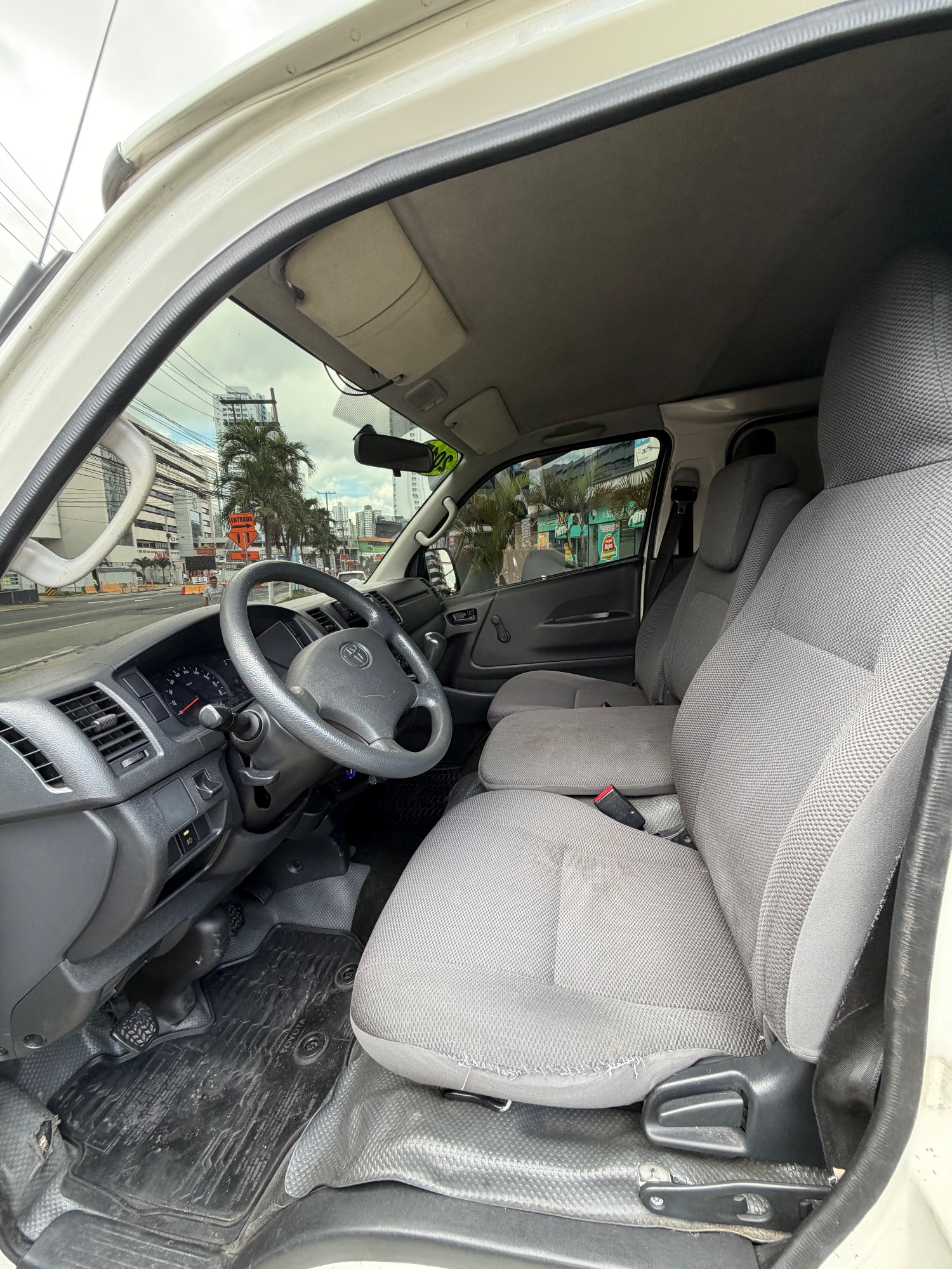 TOYOTA HIACE 2017